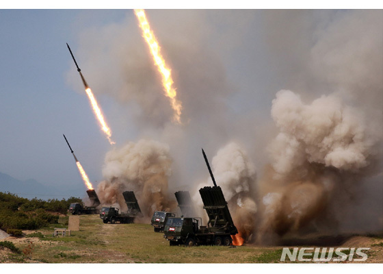 【서울=뉴시스】 북한 노동신문은 김정은 북한 국무위원장이 지난 4일 동해상에서 대구경 장거리 방사포, 전술유도무기의 타격 훈련을 지도했다고 보도했다. 2019.05.05. (사진=노동신문) photo@newsis.com 