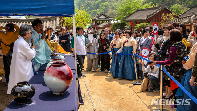 '2019 문경찻사발축제'에서 도자기 경매가 실시되고 있다. (사진=문경시 제공) 