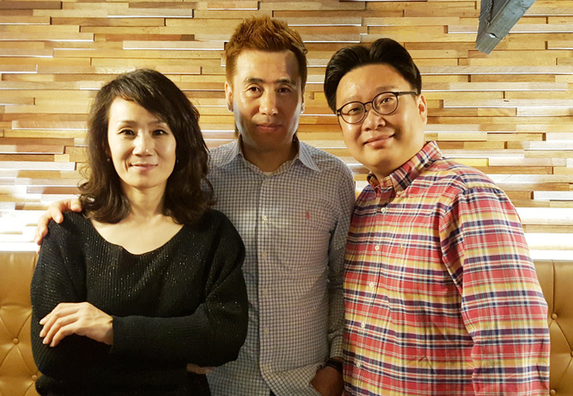 [서울=뉴시스] 김병지 부부와 서경덕(오른쪽) 교수. (사진=서경덕 교수 연구팀 제공)