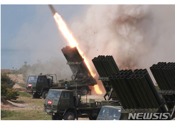 【서울=뉴시스】 북한 노동신문은 김정은 북한 국무위원장이 지난 4일 동해상에서 대구경 장거리 방사포, 전술유도무기의 타격 훈련을 지도했다고 보도했다. 2019.05.05. (사진=노동신문) photo@newsis.com