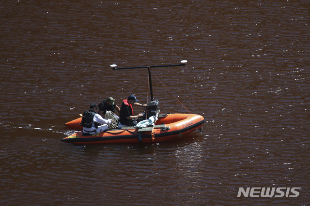 5월4일 키프로스 수도 니코시아 인근의 독성 인조호수에서 전문가들이 수중탐색기로 시신을 찾고 있다&nbsp;&nbsp; AP 
