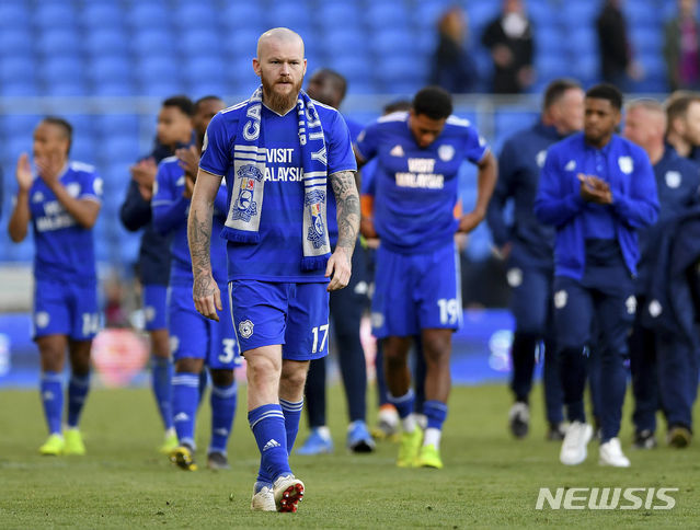 【웨일스=AP/뉴시스】5일(한국시간) 영국 카디프에서 열린 크리스탈 팰리스전 이후 그라운드를 걷고 있는 아론 군나르손
