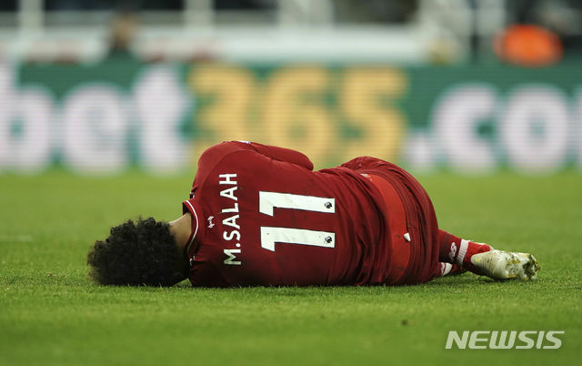 【뉴캐슬=AP/뉴시스】리버풀은 7일(한국시간) "살라가 8일 영국 리버풀의 안필드에서 열리는 바르셀로나와의 유럽축구연맹 챔피언스리그 4강 2차전에 결장할 것이다"고 발표했다.살라는 5일 뉴캐슬 유나이티드와의 프리미어리그 경기에서 상대 골키퍼와 부딪혀 머리를 다쳤다.