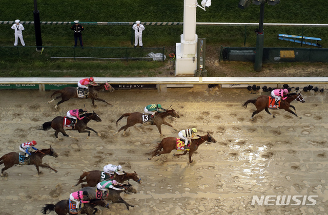 4일 켄터키 더비에서 7번 맥시멈 세큐리티가 20번 컨트리 하우스를 여유있게 따돌리고 백색 기둥의 결승선을 통과하고 있다 AP