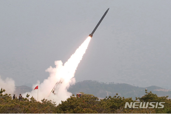 【서울=뉴시스】 북한 노동신문이 지난 4일 동해상에서 대구경 장거리 방사포, 전술유도무기의 타격 훈련을 했다고 보도했다. 2019.05.05. (사진=노동신문)&nbsp; photo@newsis.com 