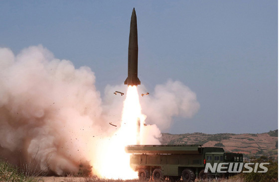 【서울=뉴시스】 북한 노동신문이 5일 전날 동해 해상에서 김정은 국무위원장 참관 하에 진행된 화력타격 훈련 사진을 보도했다.  '북한판 이스칸데르' 미사일로 추정되는 전술유도무기가 날아가고 있다. 2019.05.05. (사진=노동신문 캡쳐)   photo@newsis.com 