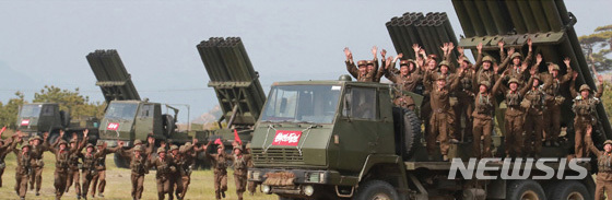 【서울=뉴시스】 북한 노동신문이 지난 4일 동해상에서 대구경 장거리 방사포, 전술유도무기의 타격 훈련을 했다고 보도했다. 2019.05.05. (사진=노동신문) photo@newsis.com