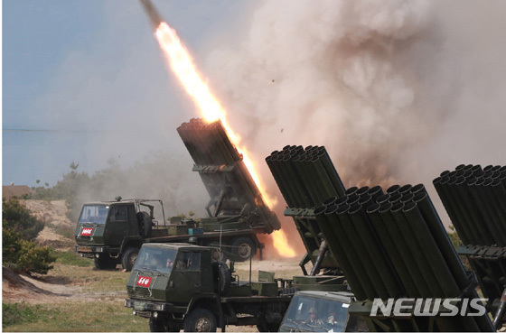 【서울=뉴시스】 북한 노동신문이 지난 4일 동해상에서 대구경 장거리 방사포, 전술유도무기의 타격 훈련을 했다고 보도했다. 2019.05.05. (사진=노동신문) photo@newsis.com