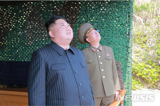 【서울=뉴시스】 북한 노동신문은 김정은 북한 국무위원장이 지난 4일 동해상에서 대구경 장거리 방사포, 전술유도무기의 타격 훈련을 지도했다고 보도했다. 2019.05.05. (사진=노동신문) photo@newsis.com