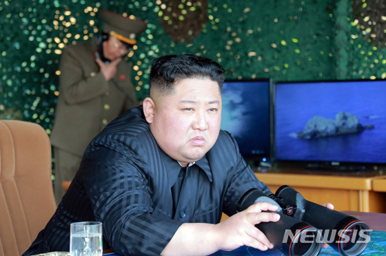 【서울=뉴시스】 북한 노동신문은 김정은 북한 국무위원장이 지난 4일 동해상에서 대구경 장거리 방사포, 전술유도무기의 타격 훈련을 지도했다고 보도했다. 2019.05.05. (사진=노동신문)  photo@newsis.com 