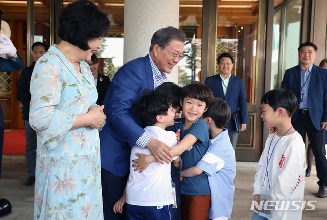 【서울=뉴시스】박진희 기자 = 문재인 대통령과 부인 김정숙 여사가 5일 청와대 본관 현관문에서 제97회 어린이날 청와대 초청행사에 참석한 어린이들을 맞이하고 있다. 2019.05.05.&nbsp; pak7130@newsis.com