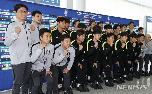 【인천공항=뉴시스】최동준 기자 = FIFA U-20 남자 월드컵에 출전하는 한국대표팀 정정용 감독을 비롯한 선수들이 5일 인천국제공항을 통해 출국 전 파이팅을 외치고 있다. 2019.05.05. photocdj@newsis.com