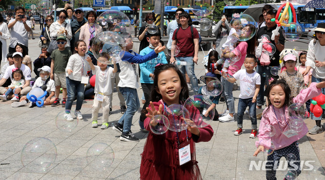 【서울=뉴시스】박주성 기자 = 어린이날인 5일 오전 서울 종로 보신각 앞에서 열린 '2019 어린이날 보신각 희망타종행사'에서 참석한 어린이들과 부모님들이 비누방울 공연를 즐기고 있다. 2019.05.05. park7691@newsis.com