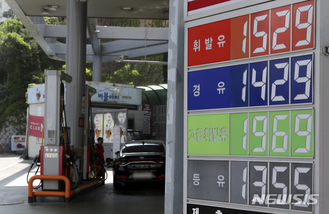 【서울=뉴시스】최진석 기자 = 한국석유공사 유가 정보 서비스 '오피넷'에 따르면 5월 첫째 주 전국 주유소의 보통 휘발유 판매 가격은 1473.73원으로 휘발윳값이 11주 연속 상승한 가운데 최대 오름폭을 보였다. 사진은 5일 서울의 한 주유소의 모습. 2019.05.05. myjs@newsis.com