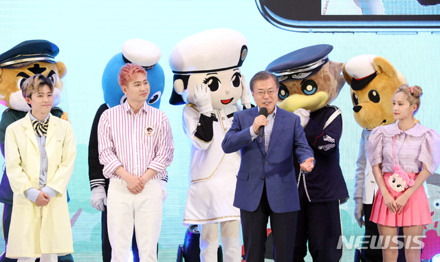 【서울=뉴시스】박진희 기자 = 문재인 대통령이 어린이날인 5일 오후 청와대 영빈관에서 열린 ‘2019년 어린이날 청와대 초청행사’에서 인사말을 하고 있다. 2019.05.05.&nbsp; pak7130@newsis.com 