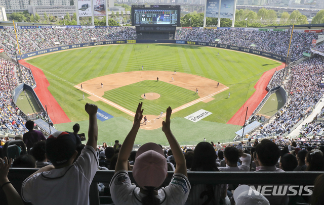 【서울=뉴시스】최진석 기자 = 어린이날인 5일 오후 서울 잠실야구장에서 열린 '2019 KBO리그' LG 트윈스와 두산 베이스의 경기를 찾은 만원관중이 응원을 하고 있다. 2019.05.05. myjs@newsis.com