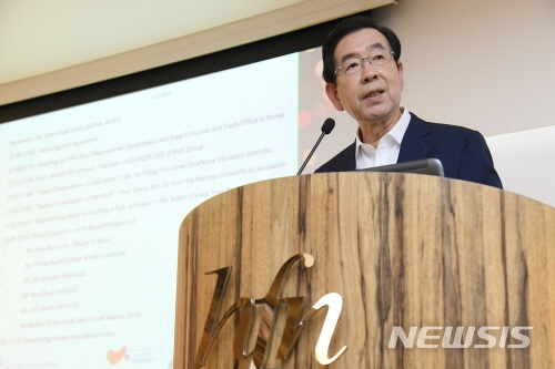 【(텔아비브)이스라엘=뉴시스】이스라엘을 방문 중인 박원순 서울시장이 5일 오후 5시 40분(현지시간) HFN Law firm 콘퍼런스 홀에서 열린 이스라엘의 엘리트 특수부대인 ‘8200부대’와 ‘탈피오트’ 출신 기업가들과의 리셉션에서 인사말을 하고 있다. 2019.05.05. (사진=서울시 제공) 