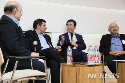 【텔아비브(이스라엘)=뉴시스】이스라엘을 방문 중인 박원순 서울시장이 5일 오후 6시 45분(현지시간) HFN 로펌 콘퍼런스 홀에서 열린 ‘8200부대’와 ‘탈피오트’ 출신 기업가들과 세계적인 혁신기업 육성 방안에 대해 토론하고 있다. 왼쪽부터 메이르 린젠 HFN 대표, 닐 렘퍼트 MER 최고경영자(CEO), 박원순 서울시장, 론 쉬빌 셀콤 최고기술책임자(CTO) 순. 2019.05.05. (사진=서울시 제공)
