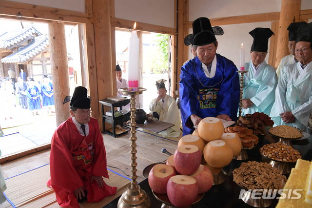 【영천=뉴시스】 이은희 기자= 초헌관인 최기문 시장이 영천 임란의병 한천승첩 기념 추모행사를 진행하고 있다. 2019.05.06. (사진= 영천시 제공) photo@newsis.com