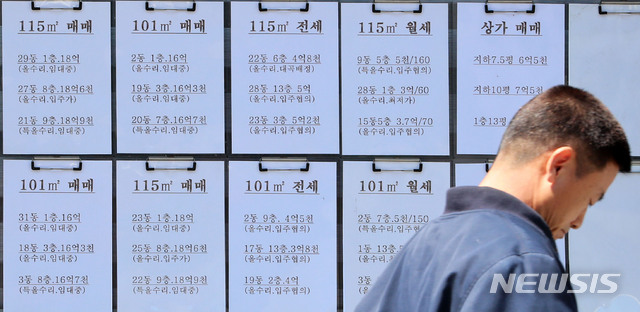 【서울=뉴시스】박주성 기자 = 강남권 재건축 아파트 중심으로 급매물이 소화되면서 서울 집값이 하락세를 멈춘 것으로 나타났다. 일부 지역에서는 집값이 반등 움직임을 보이고 있다. 6일 서울부동산정보광장에 따르면 강남구 대치동 은마아파트는 3월에 13건의 실거래 신고가 접수됐다. 1~2월에 실거래 신고건수가 전무했던 전용면적 105.46㎡의 경우 18억원에 거래되기도 했다. 서울 집값의 바로미터로 여겨지는 재건축 아파트시장이 들썩거리면서 집값이 바닥을 찍고 반등하는 것이 아니냐는 추측이 나오고 있다. 사진은 6일 오전 강남구 은마상가 내 공인중개소 앞에 시세표가 붙어 있다. 2019.05.06. park7691@newsis.com