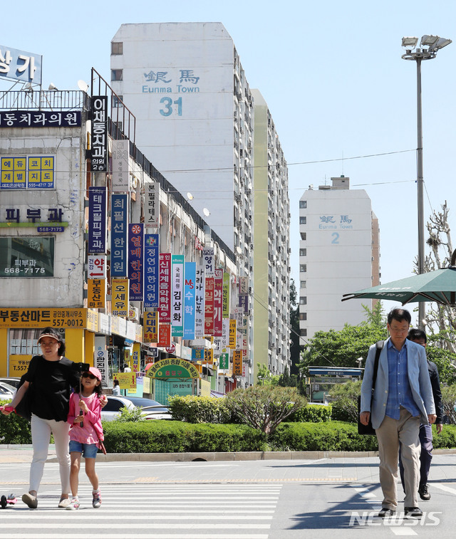 【서울=뉴시스】박주성 기자 = 강남권 재건축 아파트 중심으로 급매물이 소화되면서 서울 집값이 하락세를 멈춘 것으로 나타났다. 일부 지역에서는 집값이 반등 움직임을 보이고 있다. 사진은 6일 오전 강남구 은마아파트의 모습. 2019.05.06. park7691@newsis.com