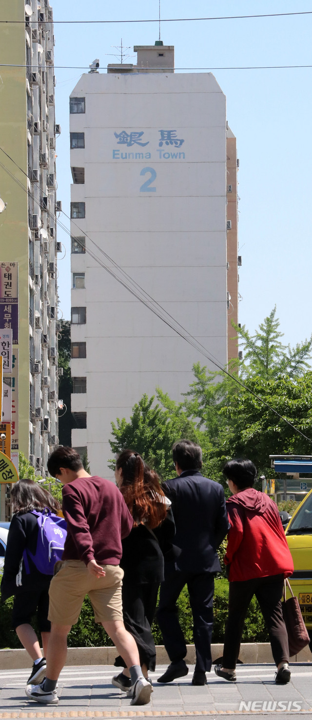 【서울=뉴시스】박주성 기자 = 강남권 재건축 아파트 중심으로 급매물이 소화되면서 서울 집값이 하락세를 멈춘 것으로 나타났다. 일부 지역에서는 집값이 반등 움직임을 보이고 있다. 6일 서울부동산정보광장에 따르면 강남구 대치동 은마아파트는 3월에 13건의 실거래 신고가 접수됐다. 1~2월에 실거래 신고건수가 전무했던 전용면적 105.46㎡의 경우 18억원에 거래되기도 했다. 서울 집값의 바로미터로 여겨지는 재건축 아파트시장이 들썩거리면서 집값이 바닥을 찍고 반등하는 것이 아니냐는 추측이 나오고 있다. 사진은 6일 오전 강남구 은마아파트의 모습. 2019.05.06. park7691@newsis.com