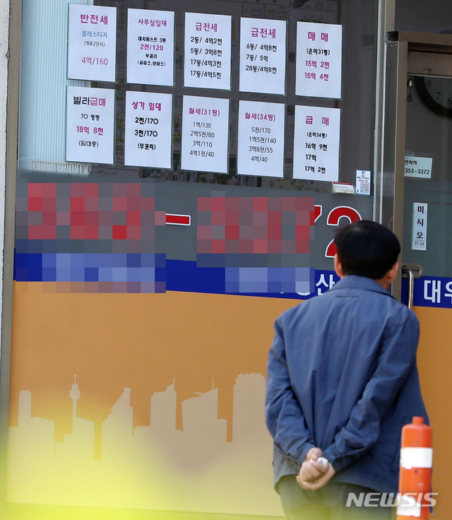 【서울=뉴시스】박주성 기자 = 강남권 재건축 아파트 중심으로 급매물이 소화되면서 서울 집값이 하락세를 멈춘 것으로 나타났다. 일부 지역에서는 집값이 반등 움직임을 보이고 있다. 사진은 6일 오전 강남구 은마상가 내 공인중개소 앞에 시세표가 붙어 있다. 2019.05.06. park7691@newsis.com