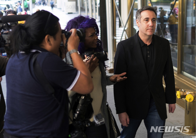 마이클 코언이 형무소 입감 이틀 전인 4일 뉴욕시 파크애비뉴 아파트로 가는 길에 취재진 공세를 받고 있다&nbsp; AP