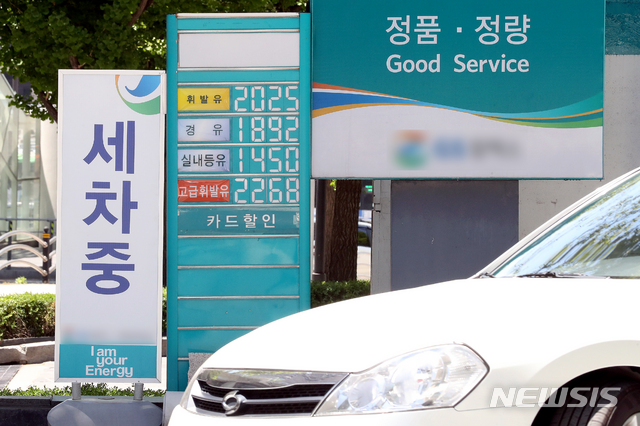 【서울=뉴시스】김병문 기자 = 기획재정부에 따르면 정부는 오는 7일부터 8월31일까지 휘발유, 경유, LPG 부탄에 부과하는 유류세 인하 폭을 15%에서 7%로 축소돼 휘발유는 ℓ당 65원, 경유는 46원, LPG 부탄은 16원씩 가격이 오른다고 밝혔다. 사진은 유류세 인하 폭 축소를 하루 앞둔 6일 오후 서울 용산구의 한 주유소 모습. 2019.05.06.&nbsp; dadazon@newsis.com