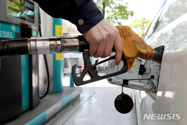 【서울=뉴시스】김병문 기자 = 기획재정부에 따르면 정부는 오는 7일부터 8월31일까지 휘발유, 경유, LPG 부탄에 부과하는 유류세 인하 폭을 15%에서 7%로 축소돼 휘발유는 ℓ당 65원, 경유는 46원, LPG 부탄은 16원씩 가격이 오른다고 밝혔다.사진은 유류세 인하 폭 축소를 하루 앞둔 6일 오후 서울 용산구의 한 주유소 모습. 2019.05.06. dadazon@newsis.com