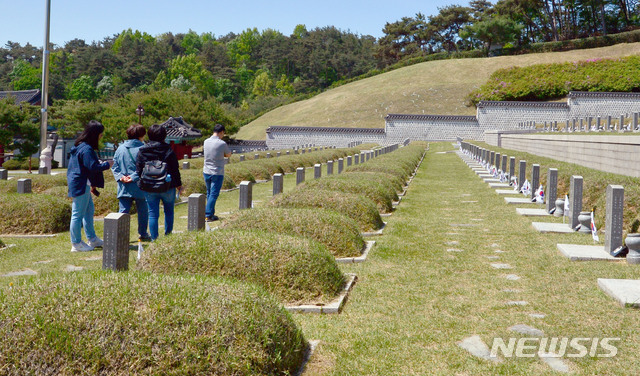 【광주=뉴시스】변재훈 기자 = 5·18민주화운동 39주년 기념식을 2주 앞둔 6일 광주 북구 운정동 국립 5·18민주묘지에 참배객들의 발걸음이 이어지고 있다. 2019.05.06.  wisdom21@newsis.com