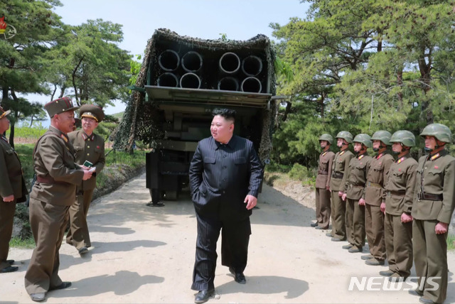 【서울=뉴시스】6일 북한 조선중앙TV는 김정은 북한 국무위원장이 지난 4일 동해상에서 대구경 장거리 방사포, 전술유도무기의 타격  훈련을 지도했다고 보도했다. 2019.05.06. (사진=조선중앙TV 캡쳐) photo@newsis.com