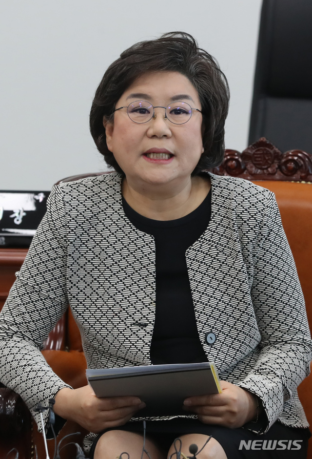 【서울=뉴시스】고승민 기자 = 이혜훈 국회 정보위원장이 6일 서울 여의도 국회에서 국가정보원으로부터 북한 발사체 관련 보고를 받은 뒤 기자들에게 브리핑하고 있다. 2019.05.06.kkssmm99@newsis.com