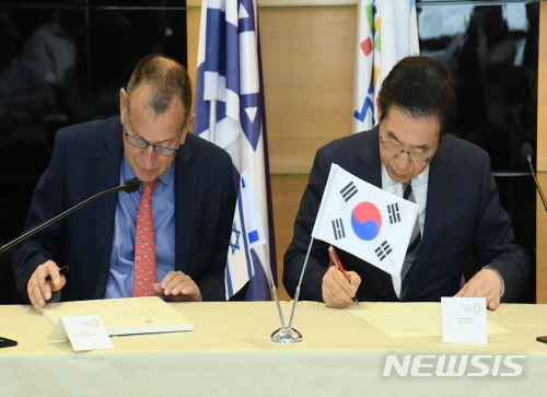 【서울=뉴시스】이스라엘을 방문 중인 박원순(오른쪽) 서울시장이 6일 오후 5시(현지시간) 텔아비브 시청에서 론 훌다이 텔아비브 시장과 '서울시-텔아비브 우호 교류 협력을 위한 양해각서'에 서명하고 있다. 2019.05.06. (사진=서울시 제공)