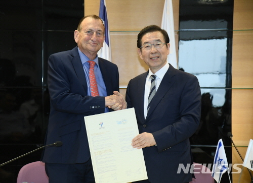 【서울=뉴시스】이스라엘을 방문 중인 박원순 (오른쪽) 서울시장이 6일 오후 5시(현지시간) 텔아비브 시청에서 론 훌다이 텔아비브 시장과 '서울시-텔아비브 우호 교류 협력을 위한 양해각서'를 들고 기념촬영을 하고 있다. 2019.05.06. (사진=서울시 제공)