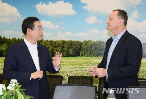 【서울=뉴시스】이스라엘을 방문 중인 박원순(왼쪽) 서울시장이 6일 오전 10시(현지시간) 세계적 바이오의료 엑셀러레이터로 부상하고 있는 '퓨쳐엑스(FutuRx)'를 방문, 에레스 츠노비치 퓨처엑스 회장과 환담을 나누고 있다. 2019.05.06. (사진=서울시 제공)