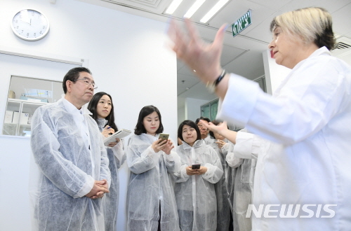 【서울=뉴시스】이스라엘을 방문 중인 박원순(왼쪽 첫번째) 서울시장이 6일 오전 10시(현지시간) 세계적 바이오의료 엑셀러레이터로 부상하고 있는 '퓨쳐엑스(FutuRx)'를 방문, 실험랩에서 관계자의 설명을 듣고 있다. 2019.05.06. (사진=서울시 제공)