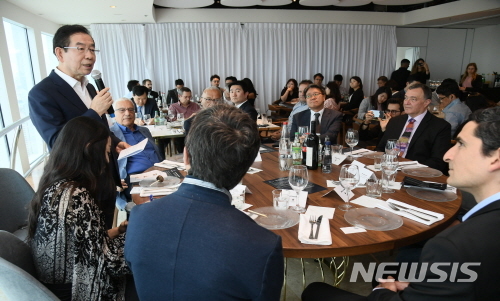 【서울=뉴시스】이스라엘을 방문 중인 박원순(왼쪽) 서울시장이 6일 오후 1시(현지시간) 텔아비브 내 아즈리엘리 사로나 타워에서 이스라엘을 창업국가로 만든 주요인사들과의 오찬간담회를 하고 있다. 2019.05.07. (사진=서울시 제공)