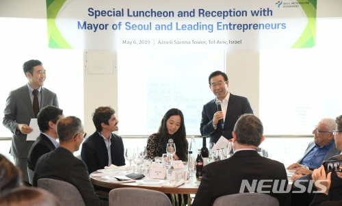 【서울=뉴시스】이스라엘을 방문 중인 박원순(가운데 서울시장이 6일 오후 1시(현지시간) 텔아비브 내 아즈리엘리 사로나 타워에서 이스라엘을 창업국가로 만든 주요인사들과의 오찬간담회를 함께 하고 있다. 2019.05.07. (사진=서울시 제공) 