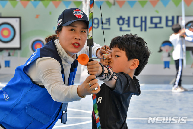 주현정 등 은퇴선수들, 어린이 양궁교실 재능기부