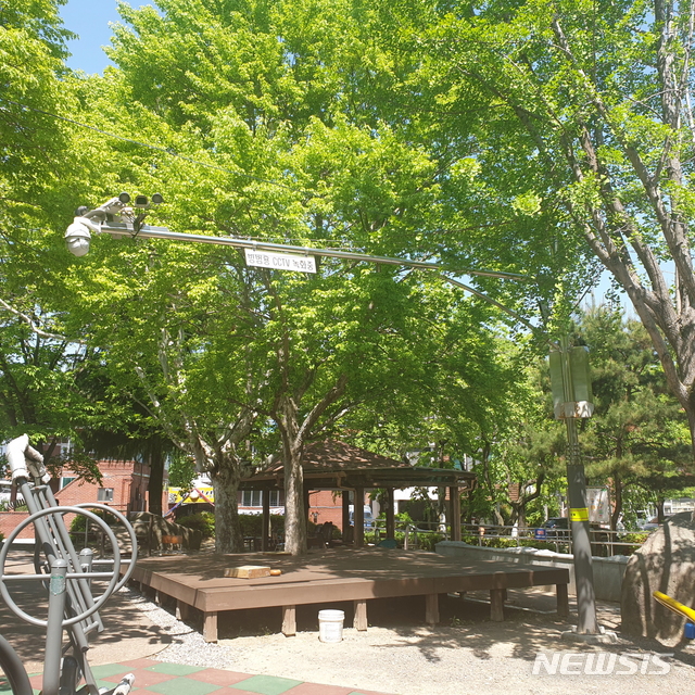 【진주=뉴시스】정경규 기자 = 경남 진주시 상봉동 소재 공원에 설치된 CCTV모습.