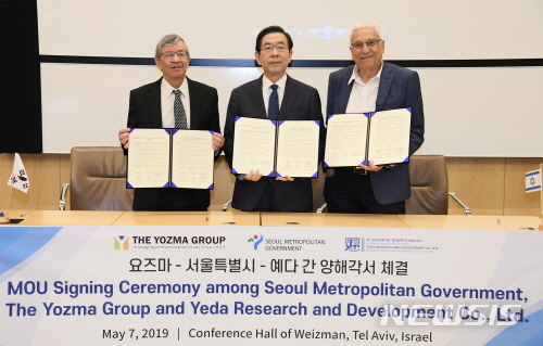 【텔아비브(이스라엘)=뉴시스】이스라엘을 방문 중인 박원순(가운데) 서울시장이 7일 오전 9시45분(현지시간) 와이즈만연구소에서 모데카이 셰베스(왼쪽) 와이즈만연구소 부총장, 이갈 에를리히(오른쪽) 요즈마그룹 회장과 서울시-와이즈만연구소-요즈마그룹 간 양해각서를 체결하고 있다. 2019.05.07. (사진=서울시 제공)