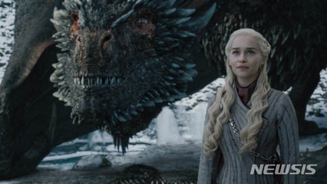 【AP/뉴시스】미국 케이블 채널 HBO가 전례 없는 성공을 거둔 TV시리즈 '왕좌의 게임' 속편을 준비 중이라고 29일(현지시간) AP통신 등이 보도했다. HBO가 배포한 사진은 왕좌의 게임에서 배우 에밀리아 클라크가 연기한 '용의 어머니' 대너리스 타르가르옌이 등장한 한 장면. 2019.10.30.