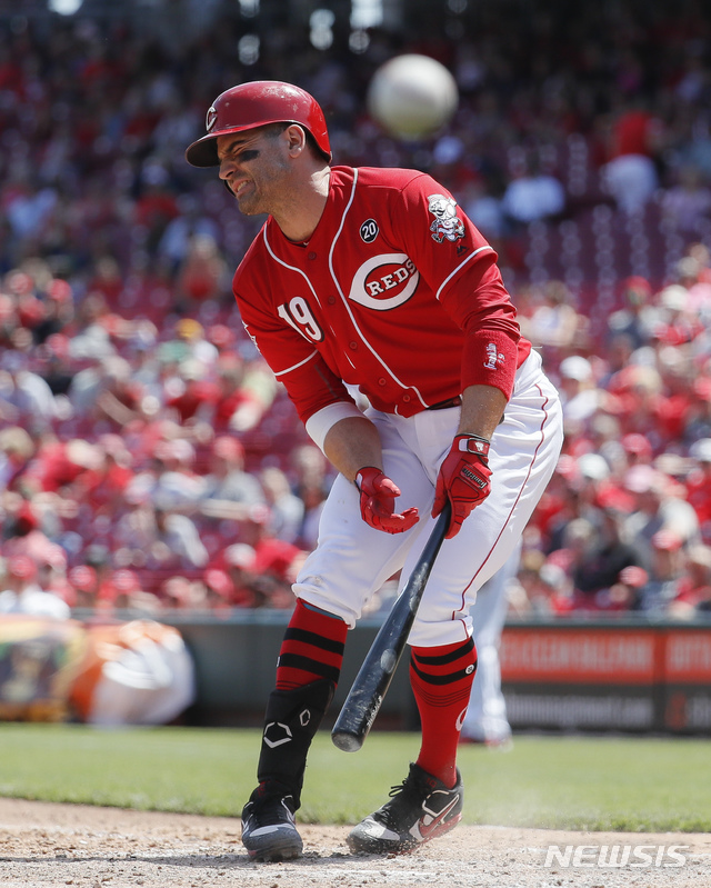【신시내티=AP/뉴시스】 신시내티 레즈의 조이 보토가 7일(한국시간) 미국 오하이오주 신시내티의 그레이트 아메리칸 볼파크에서 열린 2019 MLB 샌프란시스코 자이언츠와의 경기에서 6회말 샘 다이슨의 투구에 팔꿈치를 맞은 뒤 인상을 찌푸리고 있다.