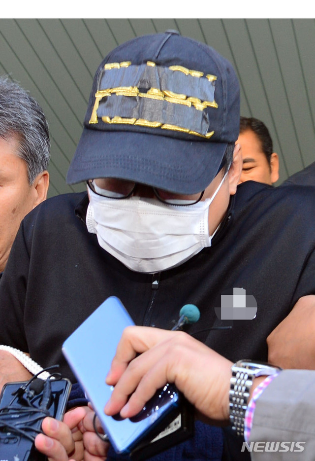 【광주=뉴시스】변재훈 기자 = 중학생 의붓딸을 살해한 혐의를 받는 김모(31)씨가 지난달 7일 오전 광주 동부경찰서에서 검찰에 송치되고 있는 모습. (사진 = 뉴시스 DB)