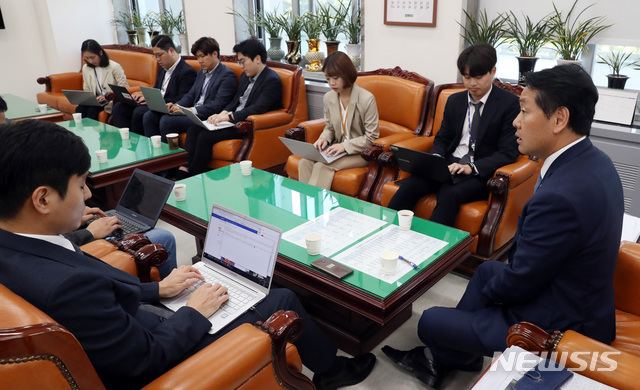 【서울=뉴시스】 박영태 기자 = 바른미래당 김관영 원내대표가 7일 오전 서울 여의도 국회 바른미래당 원내대표실에서 당내 현안관련 기자간담회를 하고 있다. 2019.05.07. since1999@newsis.com