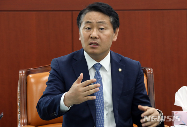 【서울=뉴시스】 박영태 기자 = 바른미래당 김관영 원내대표가 7일 오전 서울 여의도 국회 바른미래당 원내대표실에서 당내 현안관련 기자간담회를 하고 있다. 2019.05.07.&nbsp; since1999@newsis.com