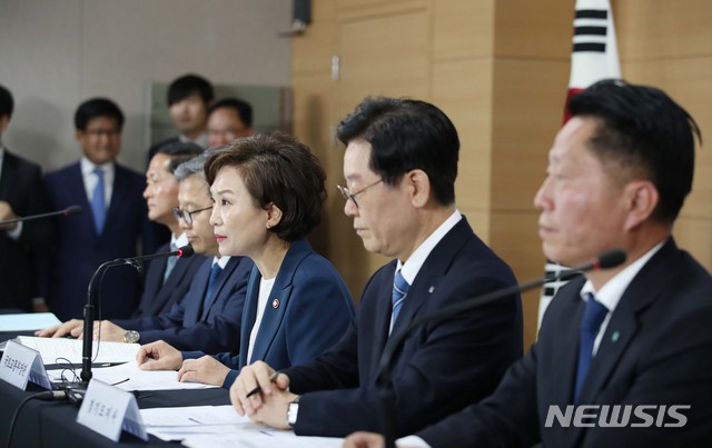 【서울=뉴시스】김진아 기자 = 김현미 국토교통부 장관이 7일 오전 서울 종로구 정부서울청사에서 '수도권 주택 30만호 공급방안' 제3차 신규택지 추진계획을 발표하고 있다. 2019.05.07. bluesoda@newsis.com