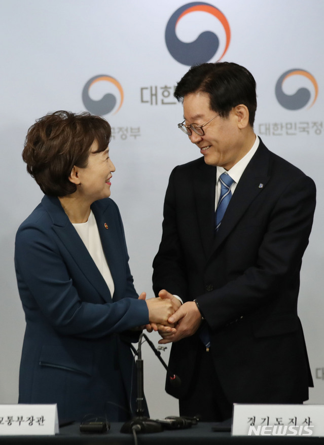 【서울=뉴시스】김진아 기자 = 김현미 국토교통부 장관과 이재명 경기도지사가 7일 오전 서울 종로구 정부서울청사에서 열린 '수도권 주택 30만호 공급방안' 제3차 신규택지 추진계획을 발표 기자회견에서 업무협약을 마친 후 인사를 하고 있다. 2019.05.07. bluesoda@newsis.com