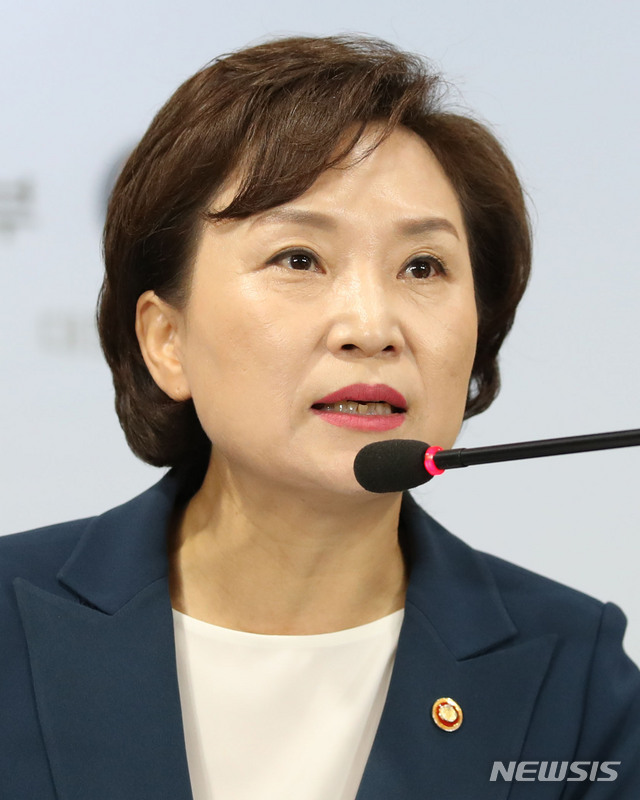 【서울=뉴시스】김진아 기자 = 김현미 국토교통부 장관이 7일 오전 서울 종로구 정부서울청사에서 열린 '수도권 주택 30만호 공급방안' 제3차 신규택지 추진계획을 발표를 하고 있다. 2019.05.07.&nbsp;&nbsp;&nbsp; bluesoda@newsis.com